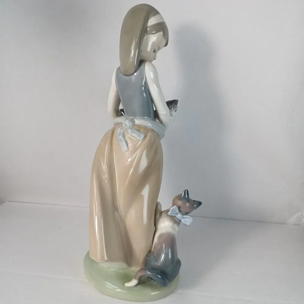 Retired Lladro Following Her Cats #1309 Hand Made In Spain Porcelain Figurine